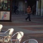 Un hombre golpea y rompe varios escaparates y una caseta de la ONCE en la Plaza de España de Valladolid