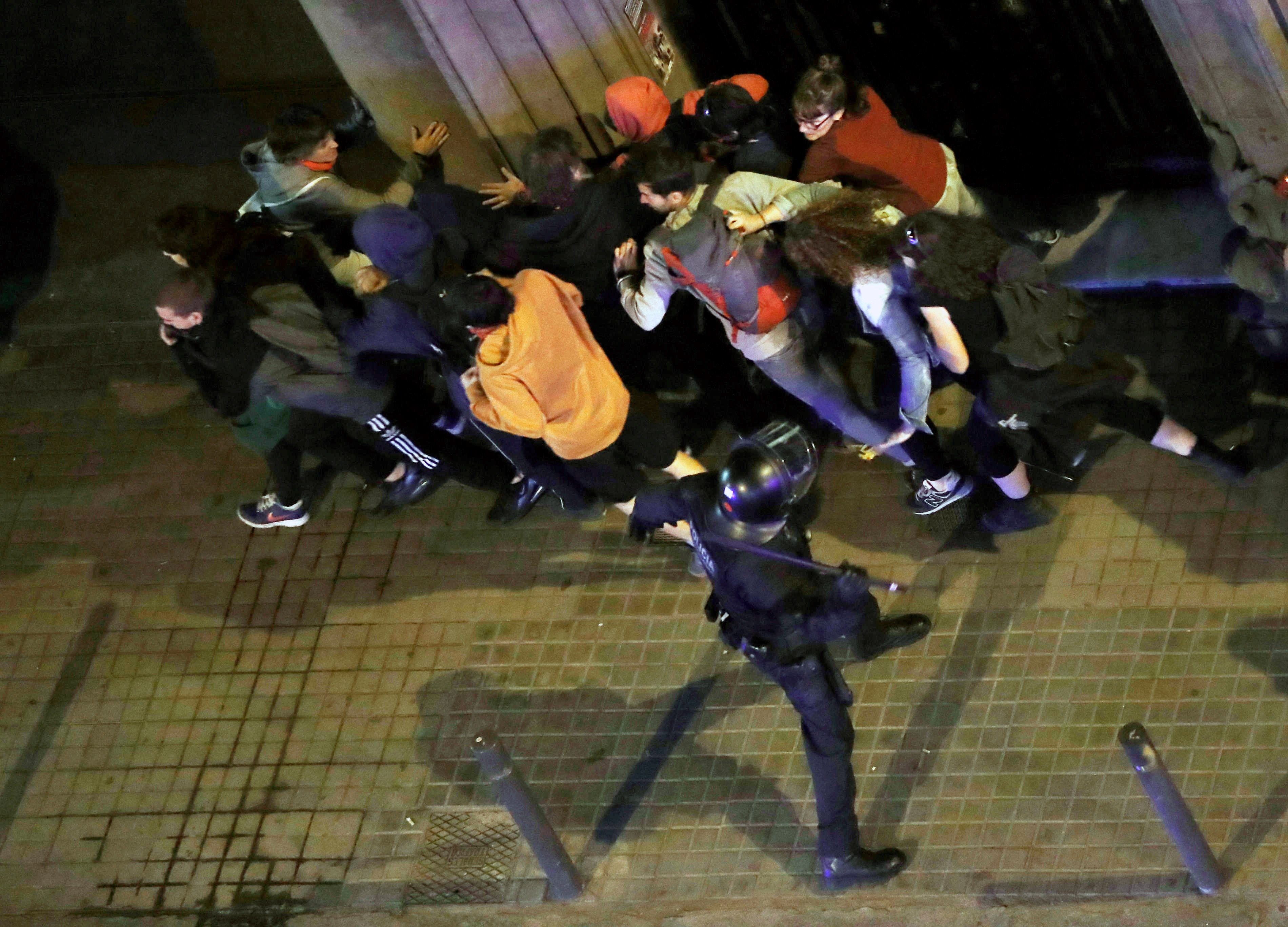 Los Mossos cargan contra los manifestantes concentrados ante la Jefatura de Barcelona Los Mossos cargan contra los manifestantes concentrados ante la Jefatura de Barcelona