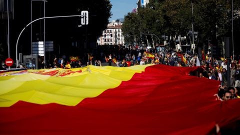 Decenas de personas portan la bandera de Espa&ntilde;a de 1.000 metros cuadrados