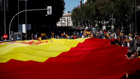 Decenas de personas portan la bandera de España de 1.000 metros cuadrados Decenas de personas portan la bandera de España de 1.000 metros cuadrados