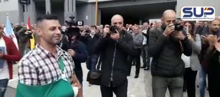 Reciben entre aplausos a uno de los policías heridos en Barcelona Reciben entre aplausos a uno de los policías heridos en Barcelona