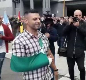 Reciben entre aplausos a uno de los policías heridos en Barcelona Reciben entre aplausos a uno de los policías heridos en Barcelona