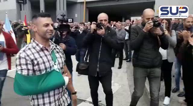 Más de un centenar de personas recibe en A Coruña con aplausos y gritos de "valiente" a uno de los policías heridos en Barcelona Más de un centenar de personas recibe en A Coruña con aplausos y gritos de "valiente" a uno de los policías heridos en Barcelona