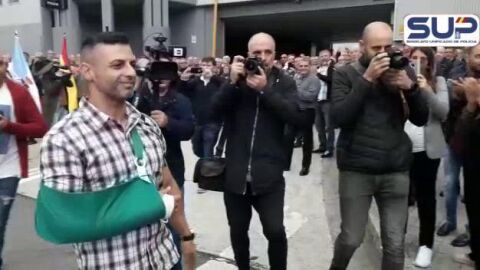 Reciben entre aplausos a uno de los polic&iacute;as heridos en Barcelona 