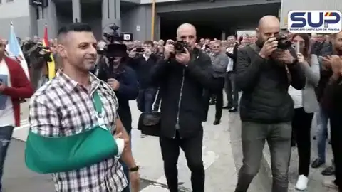 Reciben entre aplausos a uno de los policías heridos en Barcelona Reciben entre aplausos a uno de los policías heridos en Barcelona