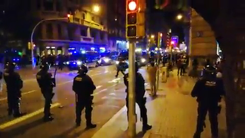Fuerte dispositivo policial en Via Laietana donde se concentran miles de personas ante la Jefatura de Barcelona Fuerte dispositivo policial en Via Laietana donde se concentran miles de personas ante la Jefatura de Barcelona