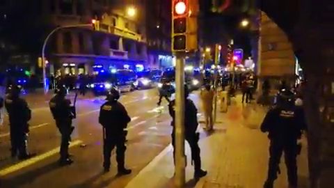 Fuerte dispositivo policial en Via Laietana donde se concentran miles de personas ante la Jefatura de Barcelona 