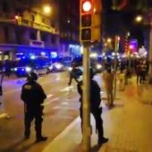 Fuerte dispositivo policial en Via Laietana donde se concentran miles de personas ante la Jefatura de Barcelona 