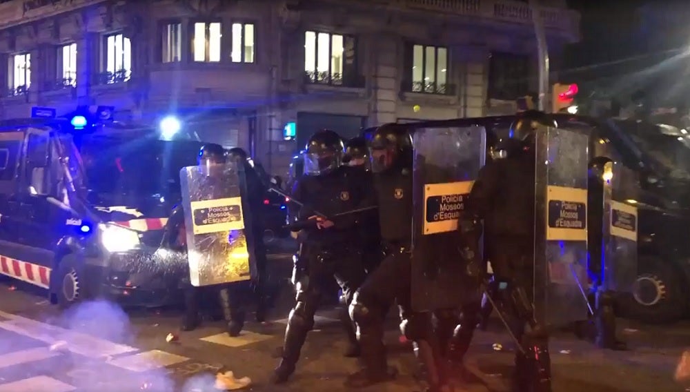 La Fiscalía investiga por injurias un gag de TV3 que llamó "perros rabiosos y analfabetos" a los Mossos La Fiscalía investiga por injurias un gag de TV3 que llamó "perros rabiosos y analfabetos" a los Mossos