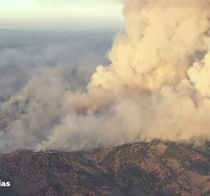 Fuertes vientos dificultan la extinción de los incendios que devastan California Fuertes vientos dificultan la extinción de los incendios que devastan California