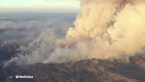 Fuertes vientos dificultan la extinci&oacute;n de los incendios que devastan California