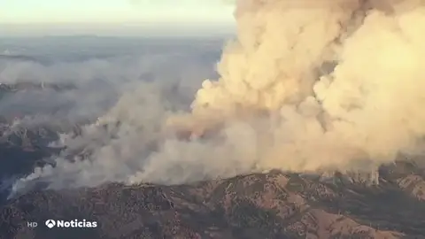 Fuertes vientos dificultan la extinción de los incendios que devastan California Fuertes vientos dificultan la extinción de los incendios que devastan California