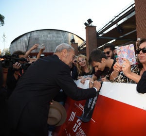 Andrey Konchalovskiy firma autógrafos en la alfombra roja del Festival de Roma Andrey Konchalovskiy firma autógrafos en la alfombra roja del Festival de Roma