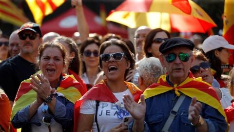 Miles de personas se concentran en el centro de Barcelona, convocadas por Societat Civil Catalana, para decir "basta" al proceso independentista.