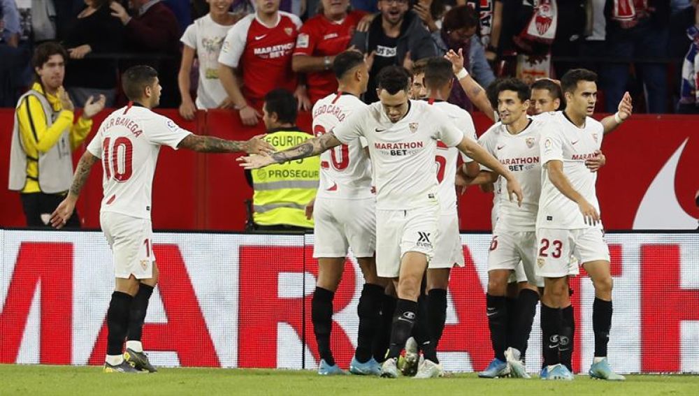 El Sevilla celebra un tanto ante el Espanyol