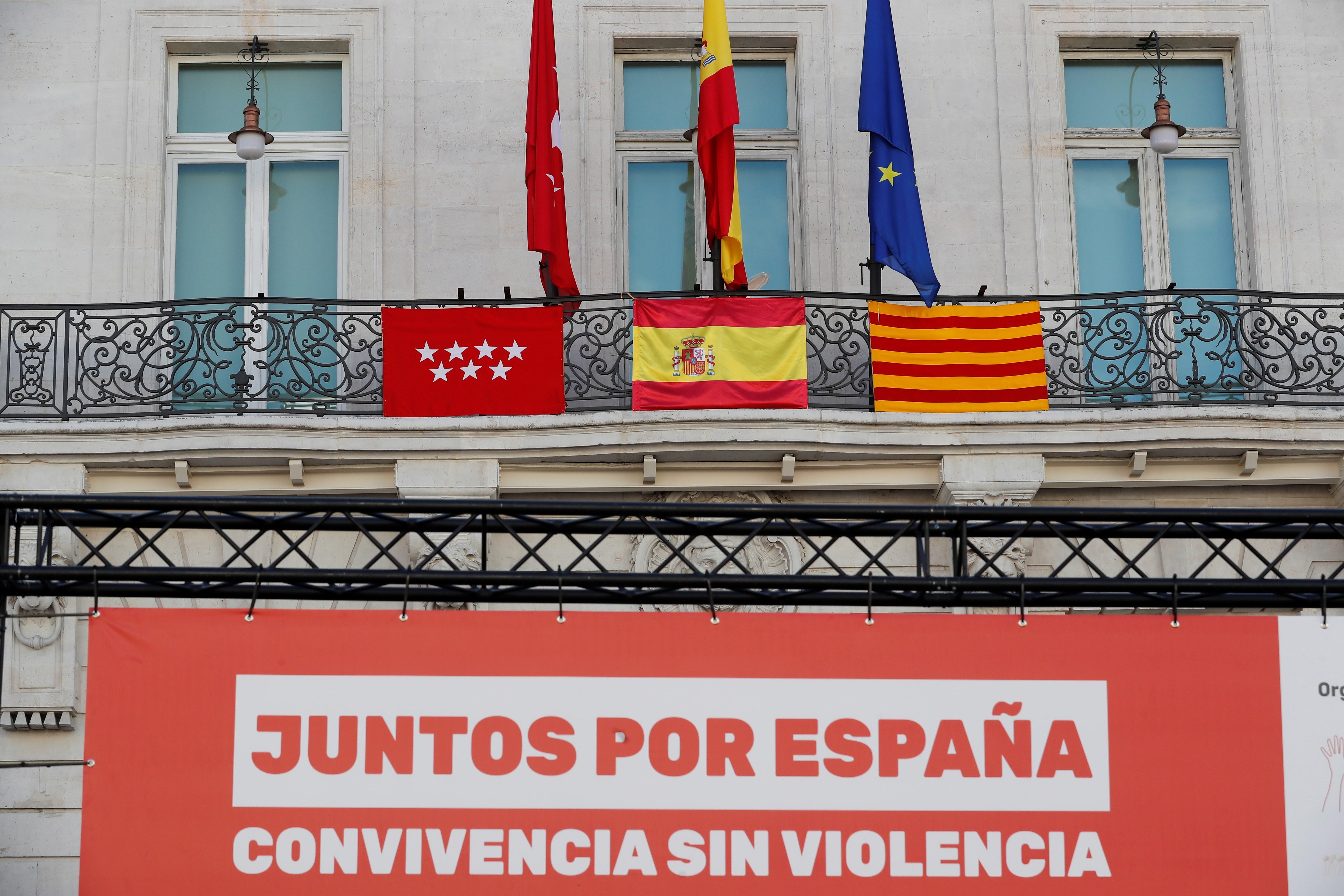 Ayuso cuelga una 'senyera' en el balcón en la Puerta del Sol para mostrar el apoyo a Cataluña Ayuso cuelga una 'senyera' en el balcón en la Puerta del Sol para mostrar el apoyo a Cataluña