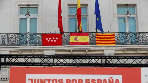 Concentración ‘Juntos por España. Convivencia sin violencia’, convocada por Foro España, que ha tenido lugar este domingo en la Puerta del Sol Concentración ‘Juntos por España. Convivencia sin violencia’, convocada por Foro España, que ha tenido lugar este domingo en la Puerta del Sol
