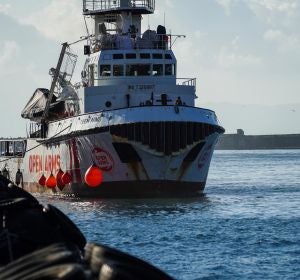 El Open Arms y otros dos barcos esperan un puerto tras el rescate de centenares de migrantes. El Open Arms y otros dos barcos esperan un puerto tras el rescate de centenares de migrantes.