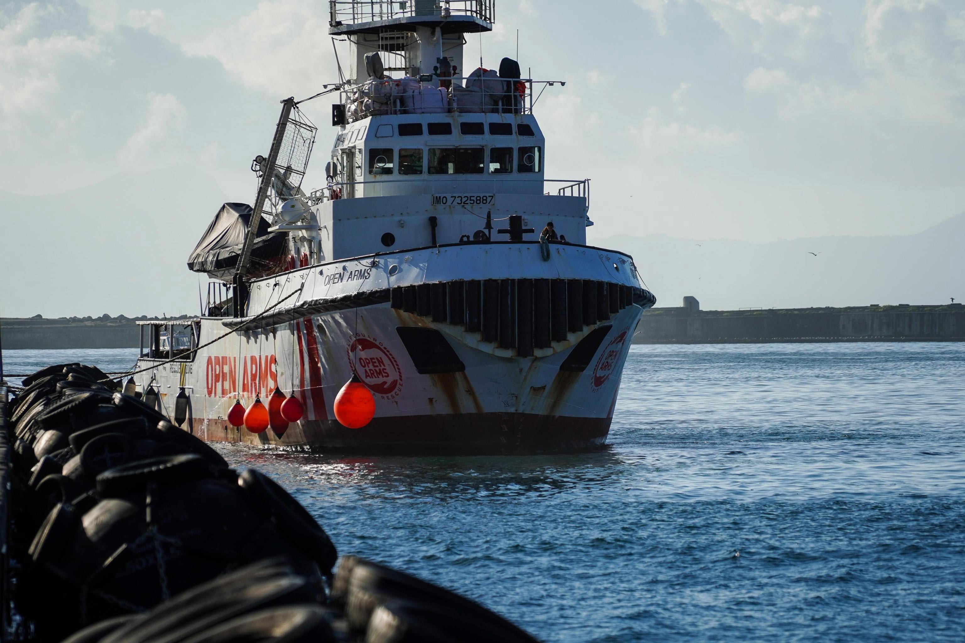 El 'Open Arms' alerta de su situación "crítica" y pide un puerto seguro para 62 migrantes rescatados El 'Open Arms' alerta de su situación "crítica" y pide un puerto seguro para 62 migrantes rescatados