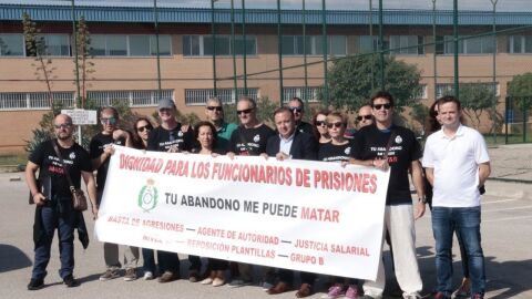 Joan Mesquida, candidato de Ciudadanos al Congreso, delante de la prisi&oacute;n de Palma. 