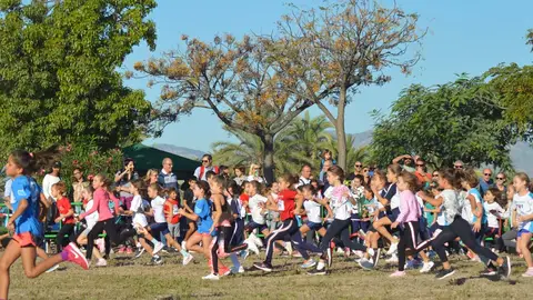 Unos mil niños y niñas disfrutaron de una mañana deportiva que mezcló atletismo y cultura en La Alcudia. CROSS