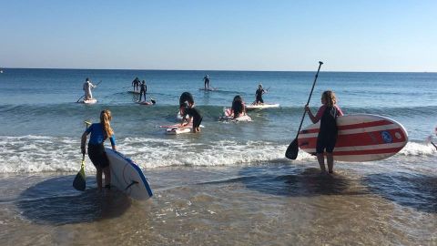 Ni&ntilde;os practicando paddle surf