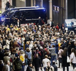 Los Mossos restringen los accesos a la estación de Sants ante la protesta de los CDR Los Mossos restringen los accesos a la estación de Sants ante la protesta de los CDR