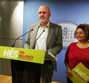 Miquel Ensenyat, portavoz de Mes per Mallorca, junto a Joana Aina Campomar Miquel Ensenyat, portavoz de Mes per Mallorca, junto a Joana Aina Campomar