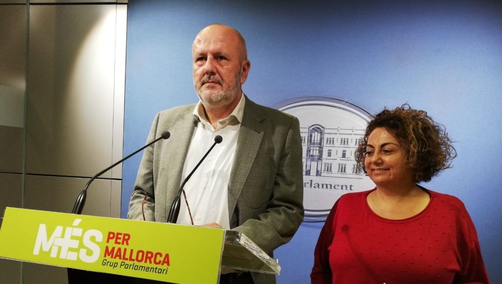 Miquel Ensenyat, portavoz de Mes per Mallorca, junto a Joana Aina Campomar