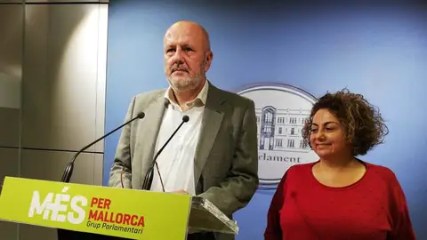Miquel Ensenyat, portavoz de Mes per Mallorca, junto a Joana Aina Campomar Miquel Ensenyat, portavoz de Mes per Mallorca, junto a Joana Aina Campomar