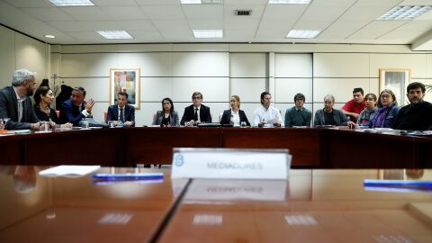 Miembros de la patronal y los sindicatos del f&uacute;tbol femenino durante el del acto de conciliaci&oacute;n celebrado en el Servicio Interconfederal de la Mediaci&oacute;n y Arbitraje para hablar de la huelga del f&uacute;tbol femenino este lunes en Madrid.