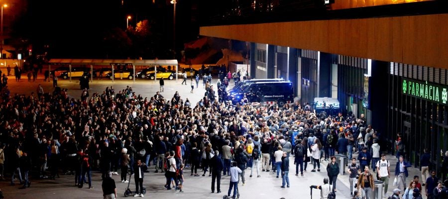Los CDR tratan de bloquear la estación de Sants, en Barcelona Los CDR tratan de bloquear la estación de Sants, en Barcelona