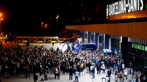 Los CDR tratan de bloquear la estación de Sants, en Barcelona Los CDR tratan de bloquear la estación de Sants, en Barcelona