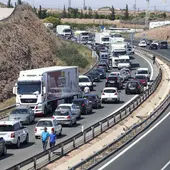 Imagen de archivo de un atasco en una autovía de España Imagen de archivo de un atasco en una autovía de España