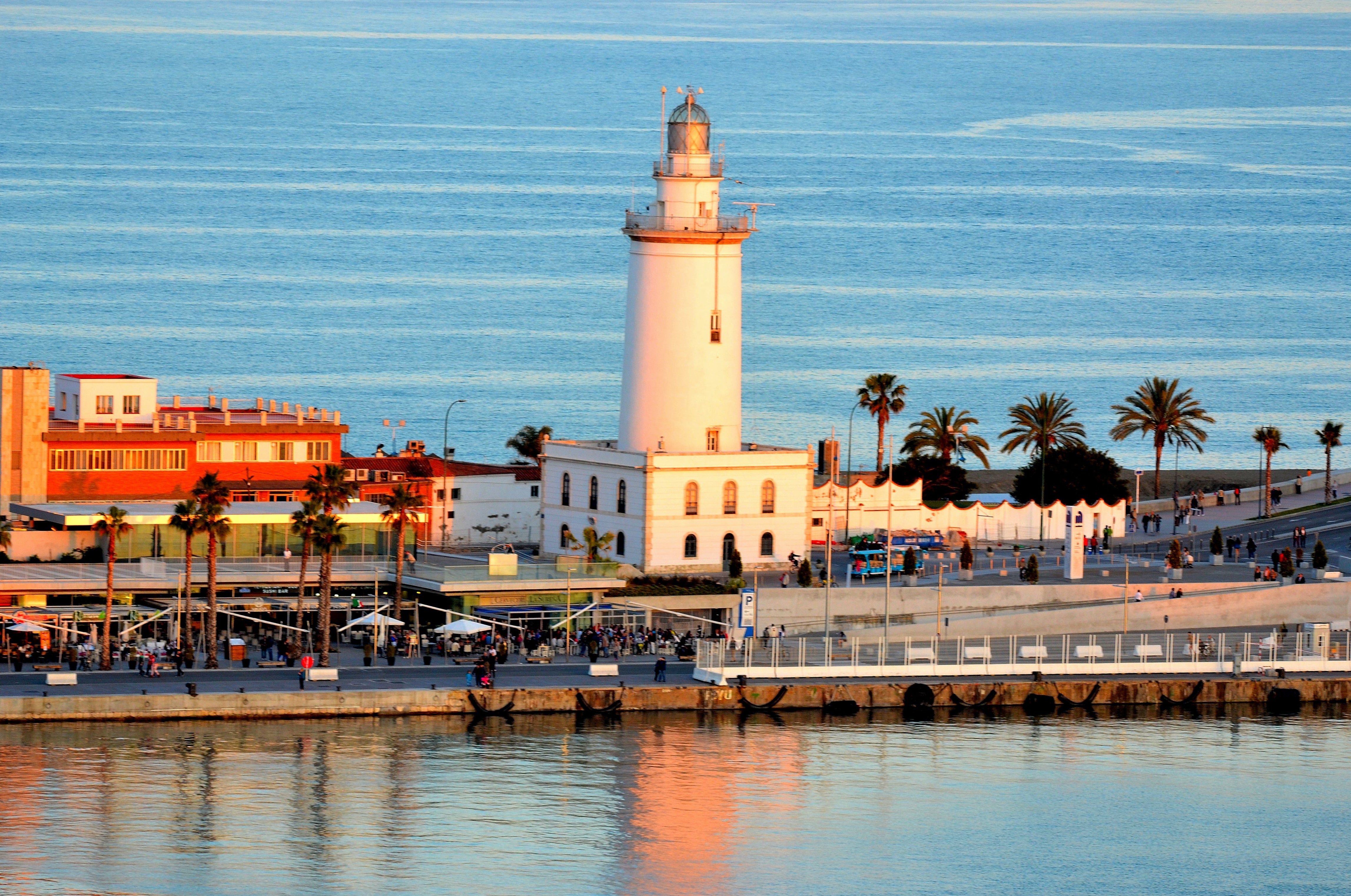 El alcalde no ve incompatible la declaración de la Farola como BIC y el proyecto del rascacielos en el Puerto El alcalde no ve incompatible la declaración de la Farola como BIC y el proyecto del rascacielos en el Puerto