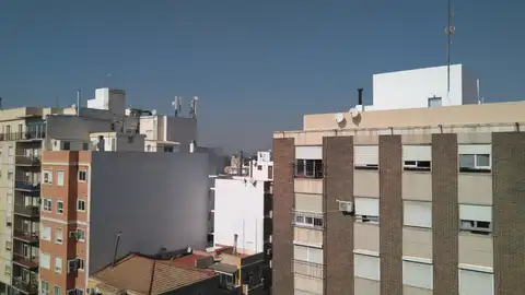 La neblina dejada por las quemas agrícolas ha sido visible en muchas zonas de Elche. La neblina dejada por las quemas agrícolas ha sido visible en muchas zonas de Elche.