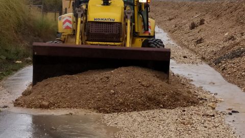 Trabajos de acondicionamiento en el camino rural de Aspe.