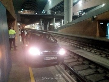 Un conductor de 70 años años circula 800 metros por una vía del tren hasta Santa Justa Un conductor de 70 años años circula 800 metros por una vía del tren hasta Santa Justa