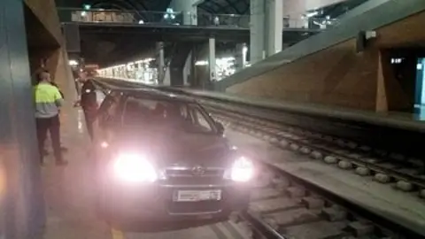Un conductor de 70 años años circula 800 metros por una vía del tren de Santa Justa Un conductor de 70 años años circula 800 metros por una vía del tren de Santa Justa