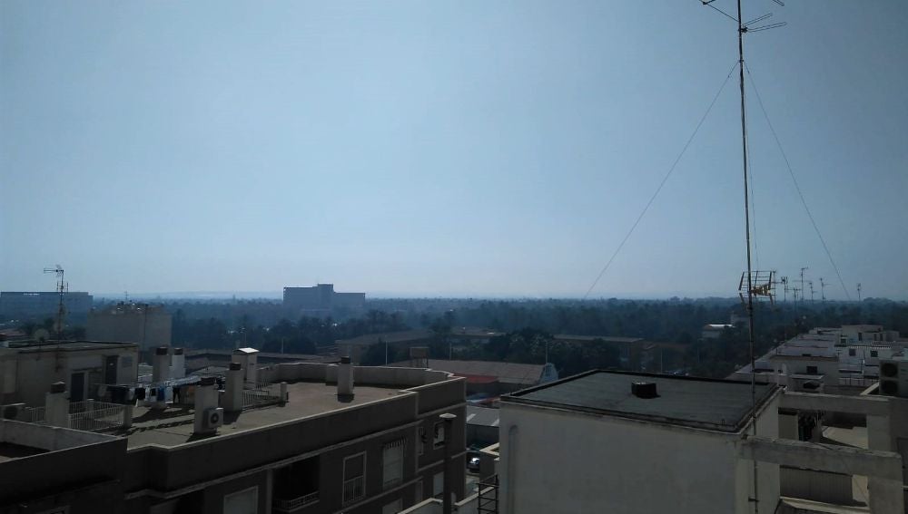 La neblina provocada por el humo de las quemas agrícolas ha sido visible en Elche.