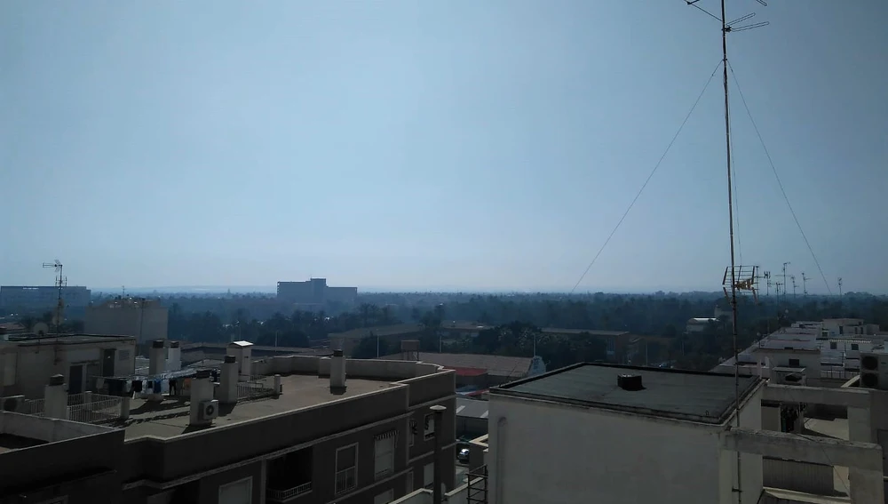 La neblina provocada por el humo de las quemas agrícolas ha sido visible en Elche. La neblina provocada por el humo de las quemas agrícolas ha sido visible en Elche.