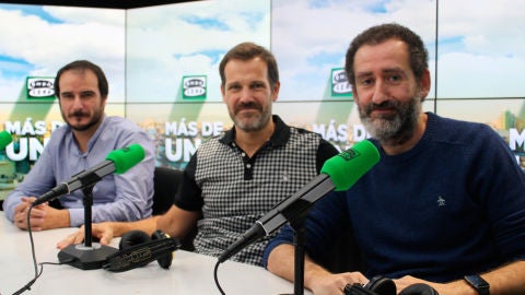 Jon Gara&ntilde;o, Aitor Arregi y Jos&eacute; Mari Goenaga en el estudio de Onda Cero