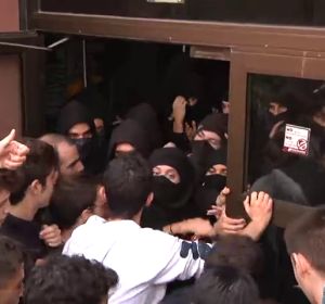 "¡Queremos entrar en clase!": estudiantes plantan cara a radicales que bloquean la universidad en la huelga indefinida independentista "¡Queremos entrar en clase!": estudiantes plantan cara a radicales que bloquean la universidad en la huelga indefinida independentista
