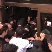 "¡Queremos entrar en clase!": estudiantes plantan cara a radicales que bloquean la universidad en la huelga indefinida independentista