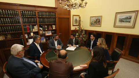 Reunión en el Ayuntamiento de Crevillent. Reunión en el Ayuntamiento de Crevillent.