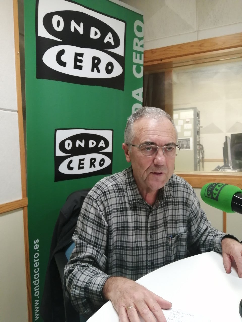 Procedemos del choque de dos estrellas de neutrones y de supernovas Procedemos del choque de dos estrellas de neutrones y de supernovas