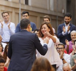 Pedro Sánchez abrazando a Francina Armengol, en un acto de campaña del PSOE en Palma. Pedro Sánchez abrazando a Francina Armengol, en un acto de campaña del PSOE en Palma.