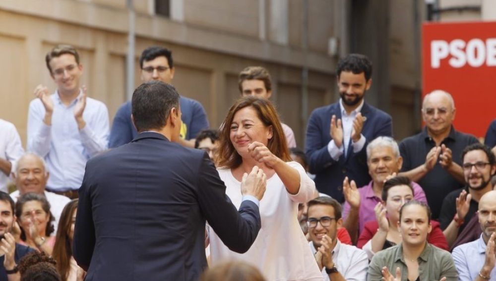 Pedro Sánchez abrazando a Francina Armengol, en un acto de campaña del PSOE en Palma.
