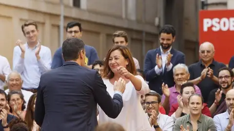 Pedro Sánchez abrazando a Francina Armengol, en un acto de campaña del PSOE en Palma. Pedro Sánchez abrazando a Francina Armengol, en un acto de campaña del PSOE en Palma.