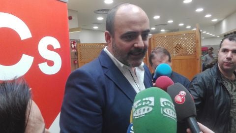Francisco Fernández-Bravo, atendiendo a los medios de comunicación Francisco Fernández-Bravo, atendiendo a los medios de comunicación